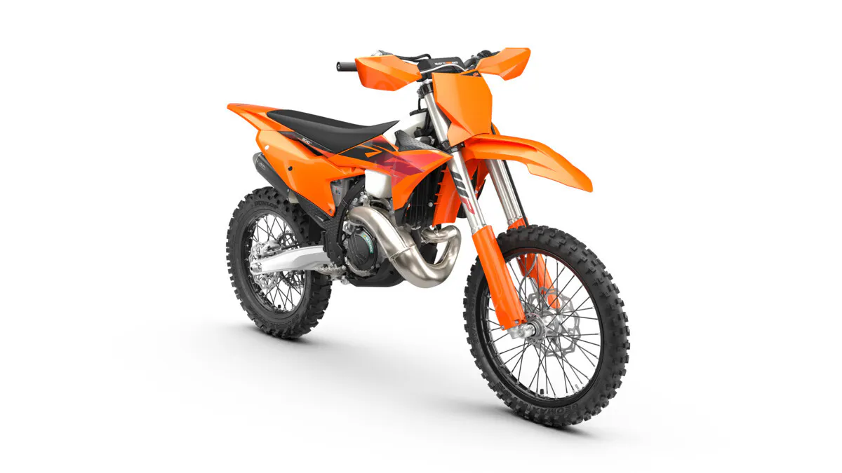 737618_MY27 KTM 300 XC-right-front-view_STUDIO