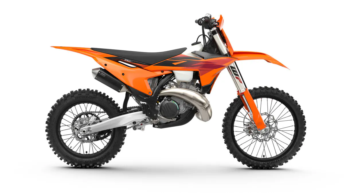 737626_MY27 KTM 250 XC-right-side-view_STUDIO