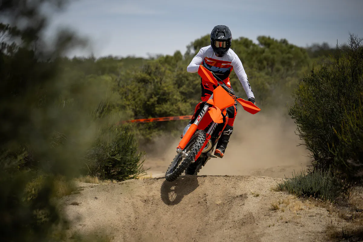 749249_2027 KTM 300 XC-Action_ACTION