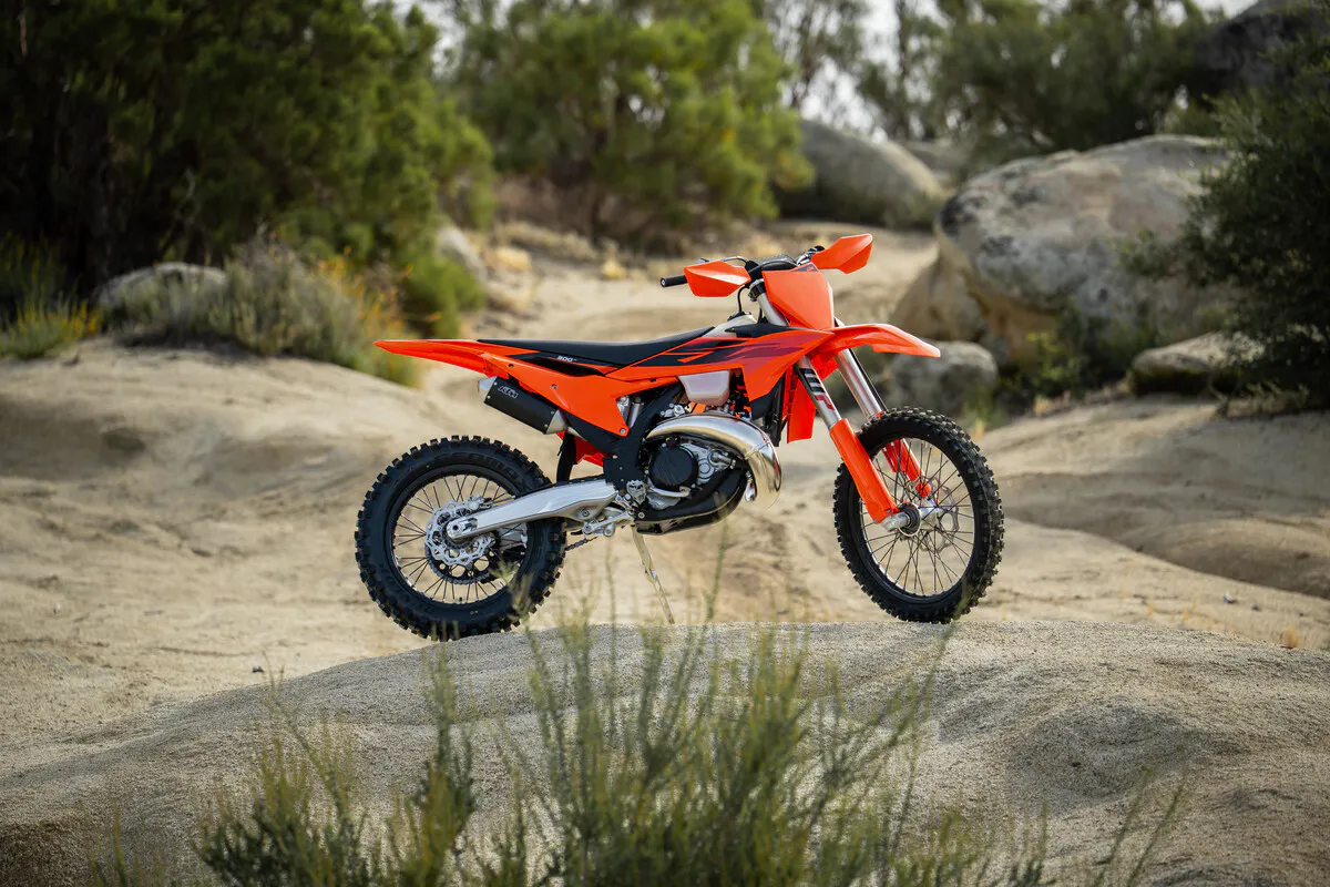 749272_2027 KTM 300 XC - Static_STATIC