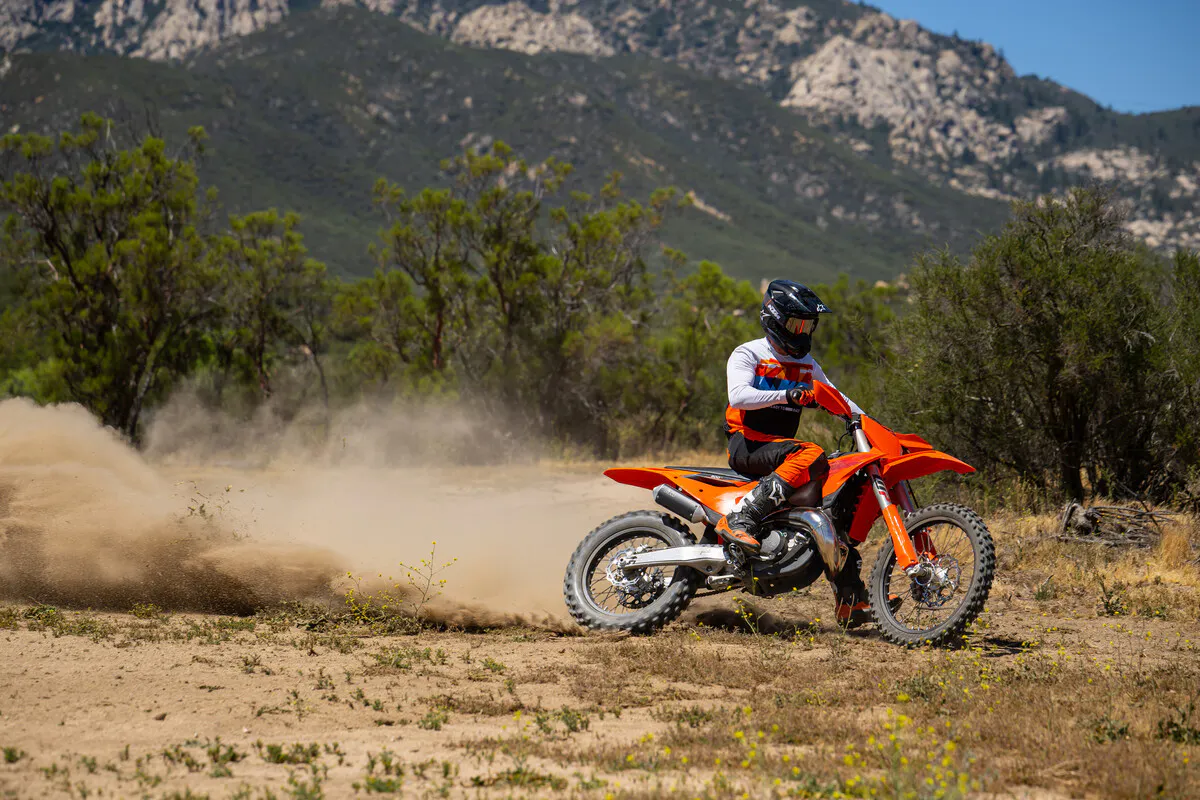 749257_2027 KTM 300 XC-Action_ACTION