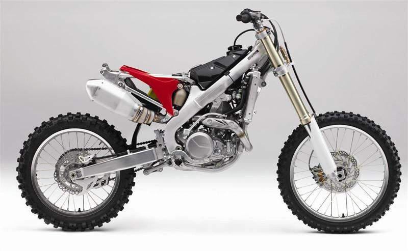 Strip off the bodywork and even more is revealed, including the easier-to-access airbox and lower-capacity fuel tank. It holds less fuel because it doesn’t use as much fuel, and this brings the weight down in riding/racing trim. Unlike last year’s Suzuki RM-Z450, which was the first with electronic fuel injection, Honda’s fuel pump works just fine when mated to a plastic tank, instead of Suzuki’s aluminum one.