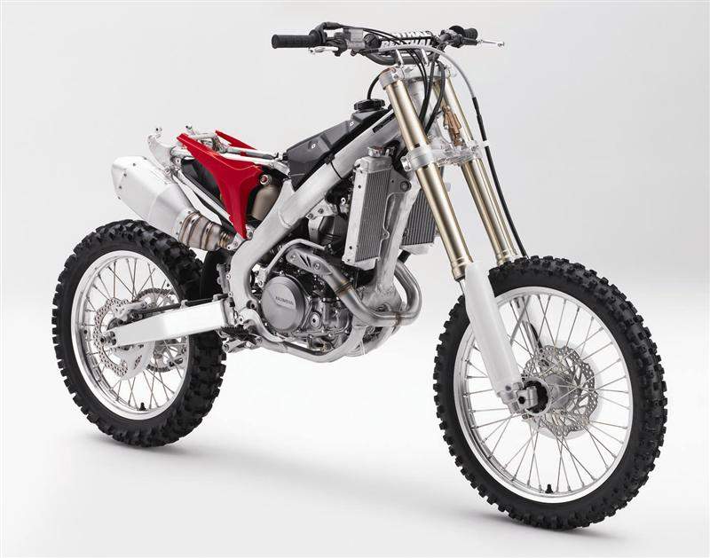 Although essentially naked, another big change is hiding between the frame spars – the EFI’s throttle body.