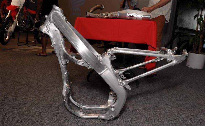The all-new fifth-generation aluminum frame and subframe. The frame is now 14 ounces lighter than the previous design while the subframe is also redesigned to save weight and increase access.