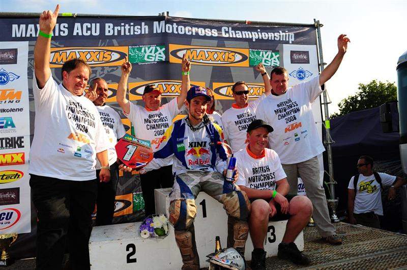 Simpson celebrates his championship with his team.