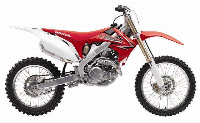 There she is: The ’09 fo-fiddy. When Honda says the bike is “new” they mean it. It shares exactly five parts with the 2008 CRF450R, including the front tire and some brake parts at both ends. That’s it, folks. Also, check out the “shorty” exhaust. It’s actually not as short as it looks, as you’ll see in a little bit. Oh yeah, and it’s got electronic fuel injection.