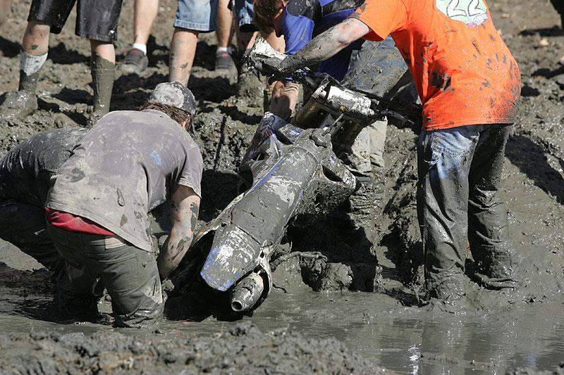 Some GNCC mud fleas help out an unfortunate rider!