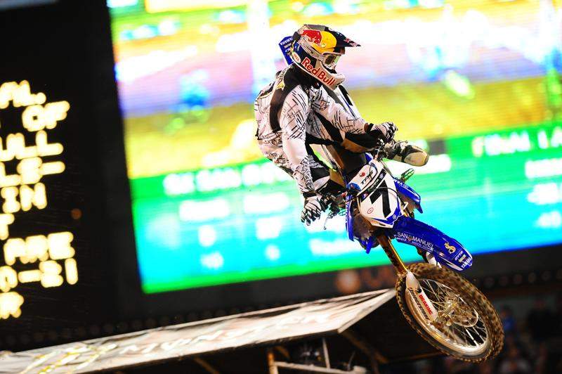 Stewart floats to his 6th victory in a row