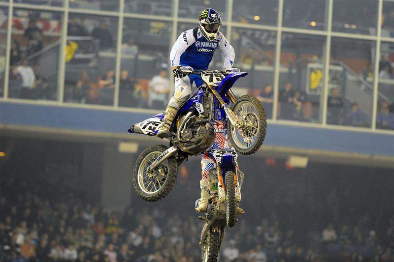 Josh Hill (75) passed Josh Grant (33) late in the main on his way to a third-place finish.