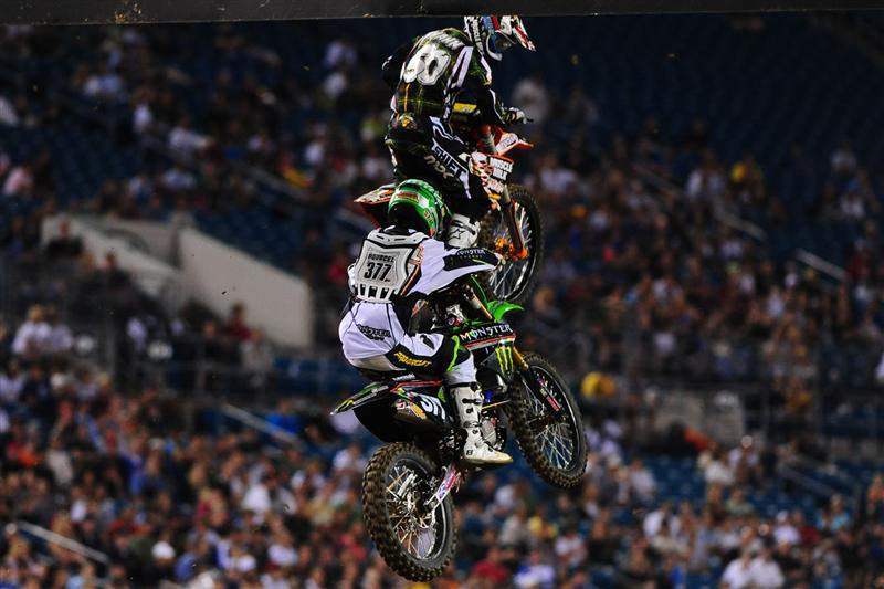 Christophe Pourcel (377) fought his way around Hahn (50) at the beginning of the 10th lap.