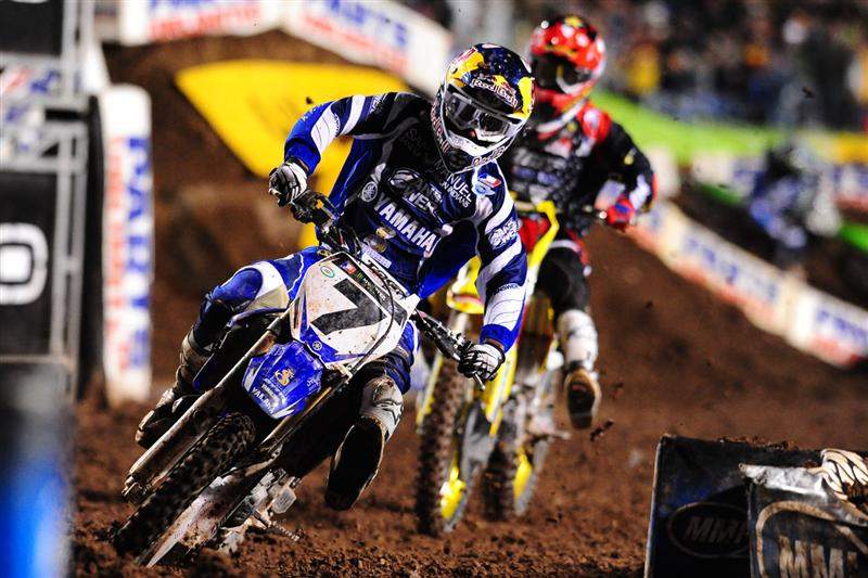 Stewart fought off Reed (1) until Reed and Stewart's teammate Chisholm collided.