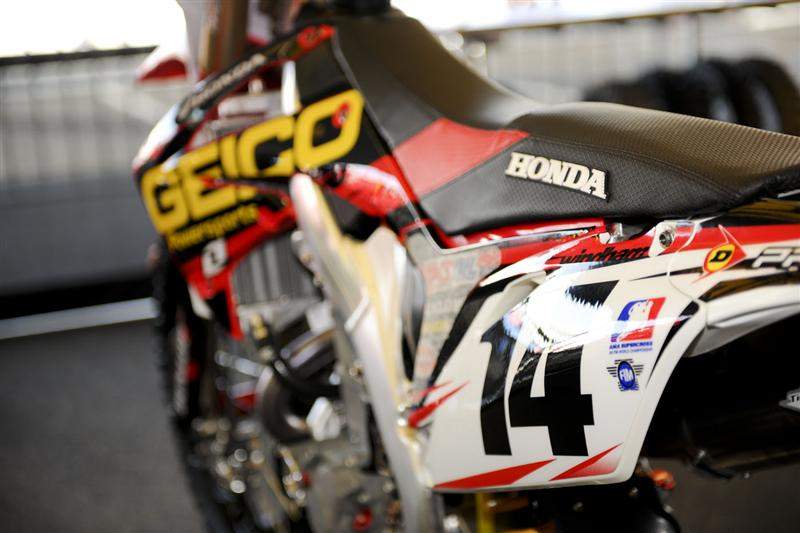Kevin Windham's GEICO Powersports Honda CRF450R. Stock suspension for all of the GEICO bikes.