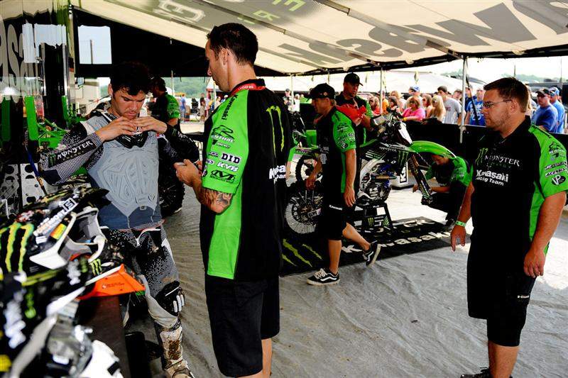 Chad Reed fitting a Thor underprotector by cutting it to fit around his Alpinestars neck brace.