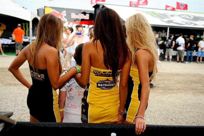 Gratuitous Rockstar Girl pic.