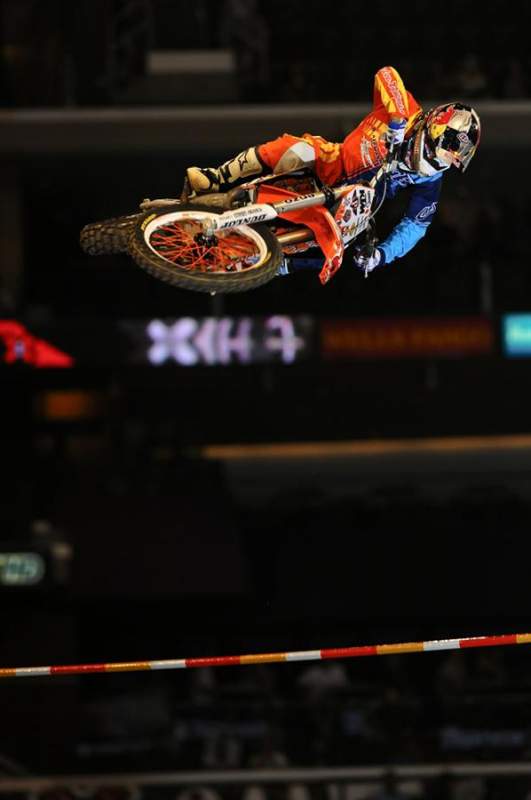 Earlier in the contest, Renner was clearing the bar by a lot.