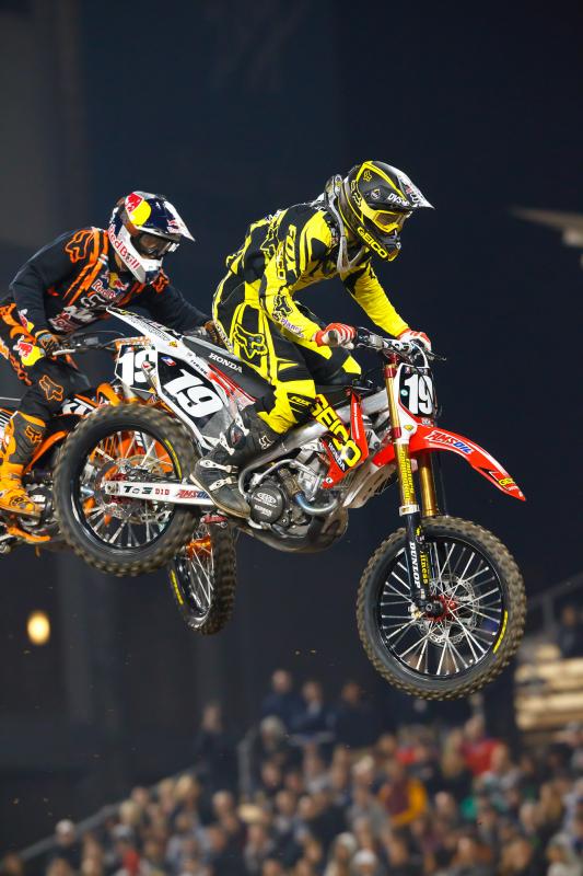 Eli Tomac battles Ken Roczen