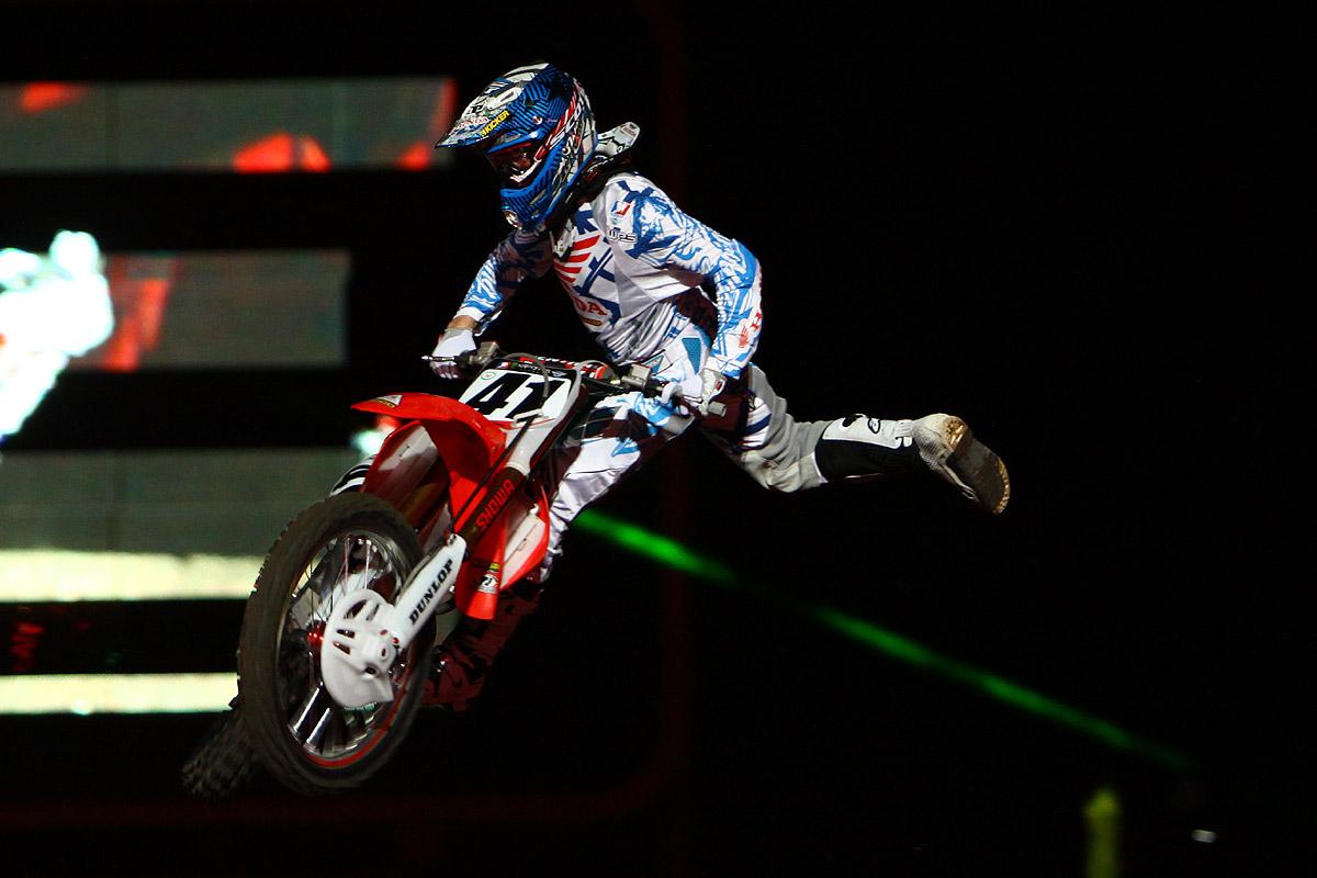 Canard throwing down a sick one-footer