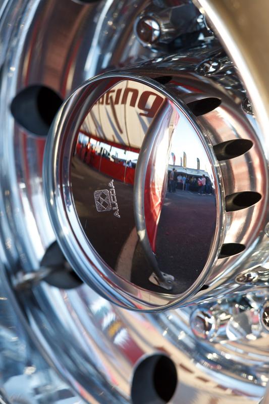 Gratuitous hub-cap reflection shot