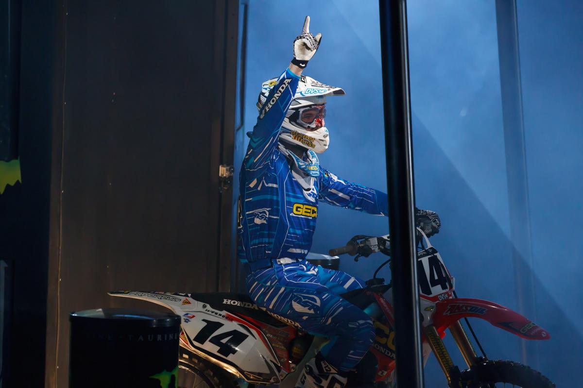 Kevin Windham greets his fans