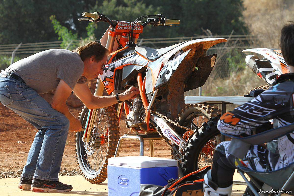 Roger looking over Musquin's set-up