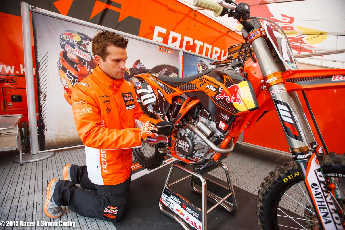 Kelly Lumgair works on Roczen's KTM