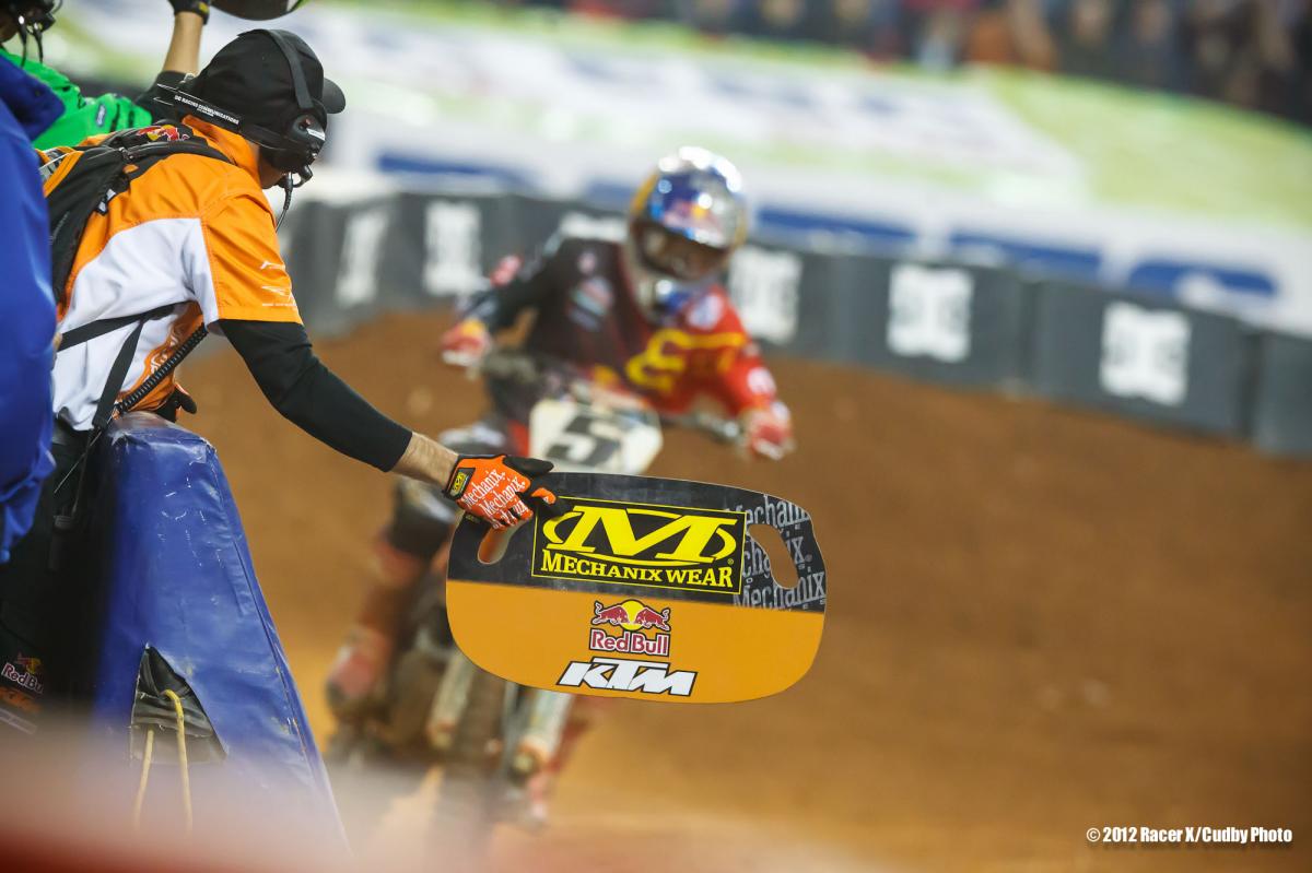 Carlos signals Ryan Dungey