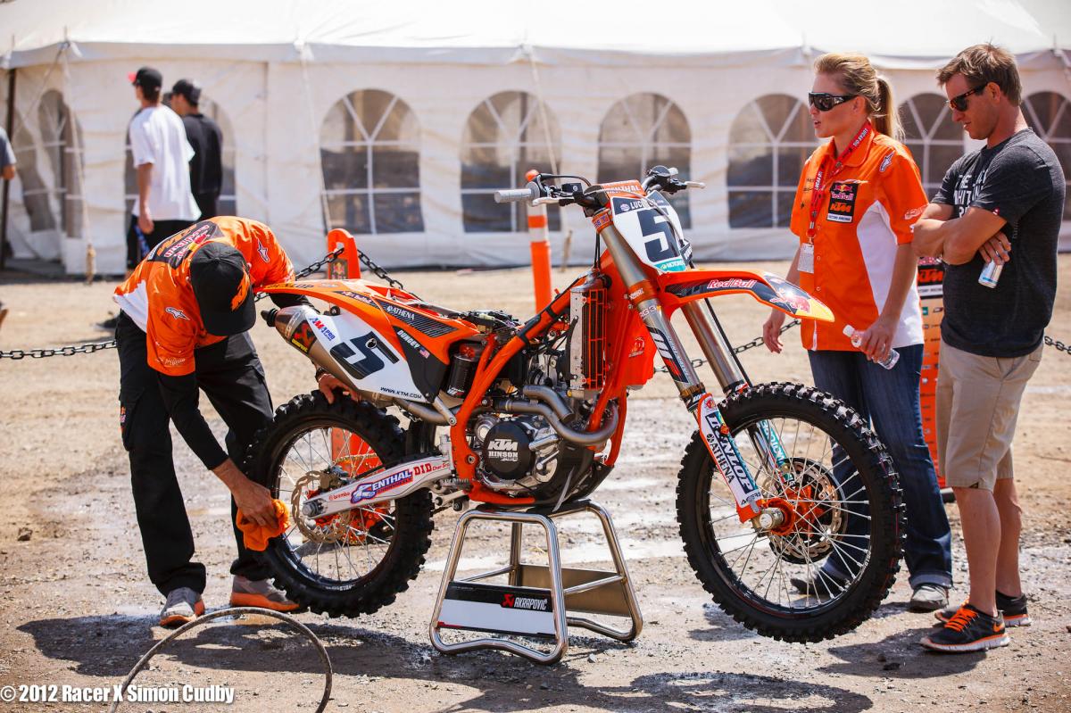 Carlos gives Dungey's bike a scrub