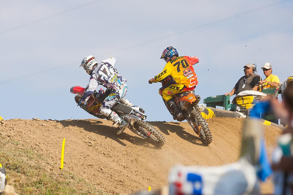 Eli Tomac passes Ken Roczen on the last lap.
