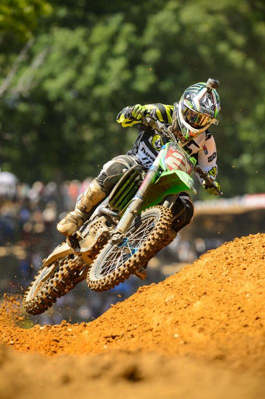 He's airborne while turning. 'Nuff said!
