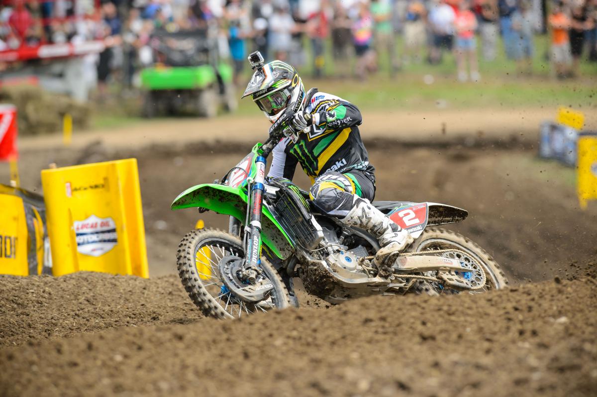 More footwork at work. Riding coaches say to ride on the balls of your feet and not the arches--think RV is doing that here? And check out how far ahead he's looking. Dude is carrying some serious speed, you think?
