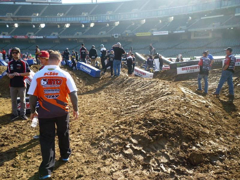 The split lane has an inside berm at its entrance.