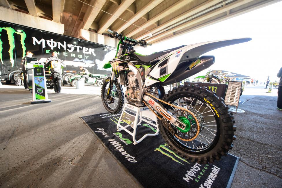 Wait, wait, what's this? Villopoto is not using a 762 anymore for Phoenix? He likes the new tires! He likes the new tires!