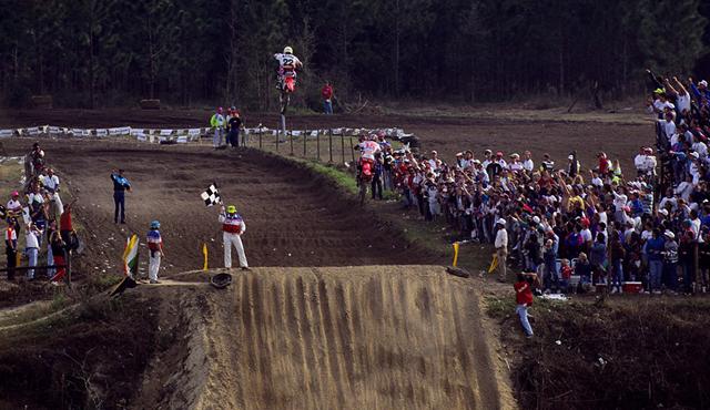 Erik Kehoe launches his Honda of Troy CR125 in a bid to stay ahead of Jeremy McGrath at the ’93 Gatorback National.