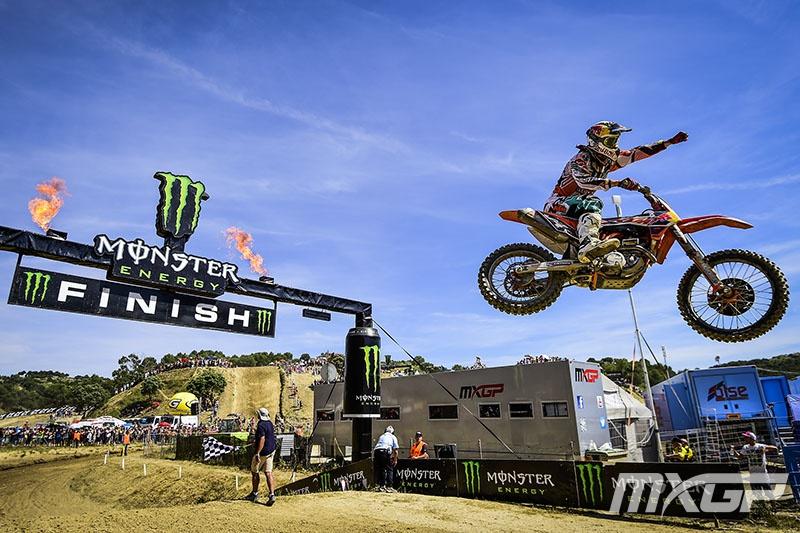 Jeffrey Herlings rolled to a 1-1 win and extended his points lead.  