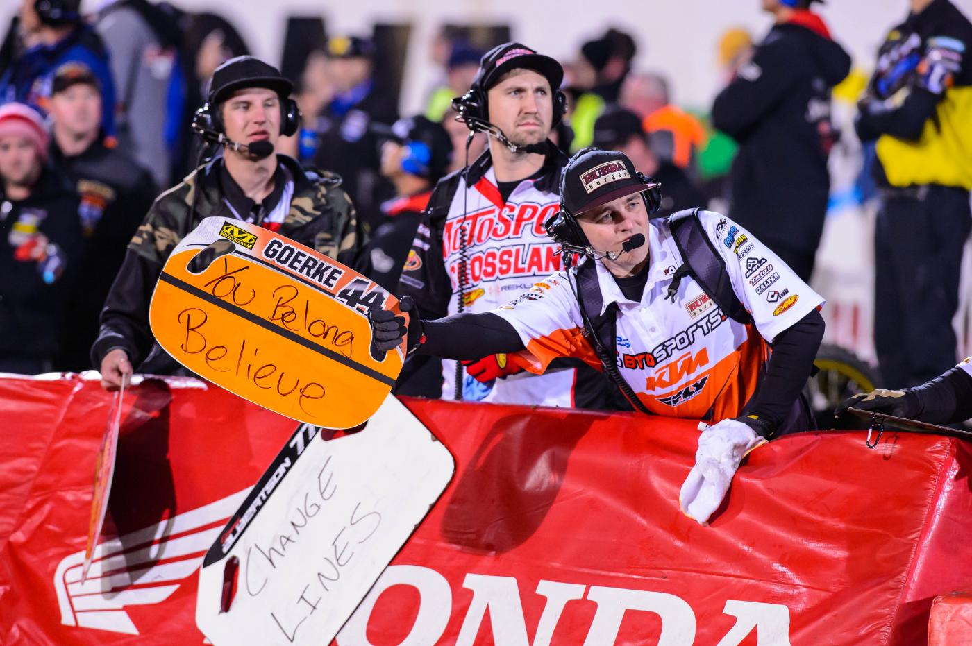 Scott Lills tells Goerke to go.