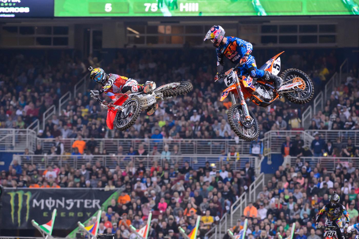 St. Louis: Even Dunge had to sneak a look.