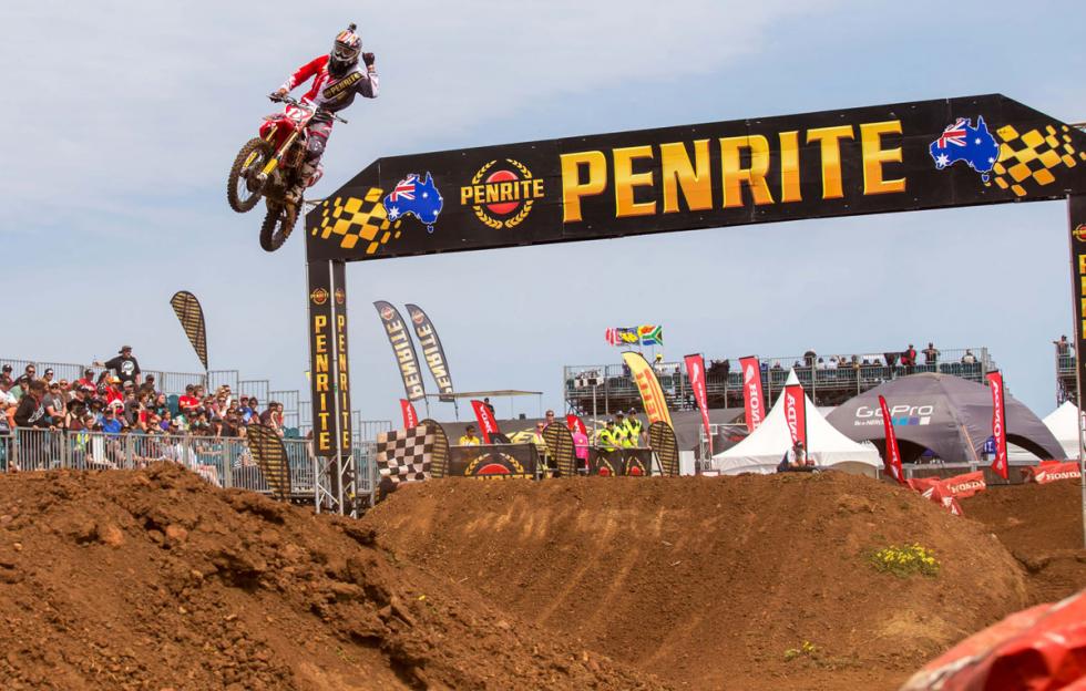 Gavin Faith leads Kyle Peters in SX2. 