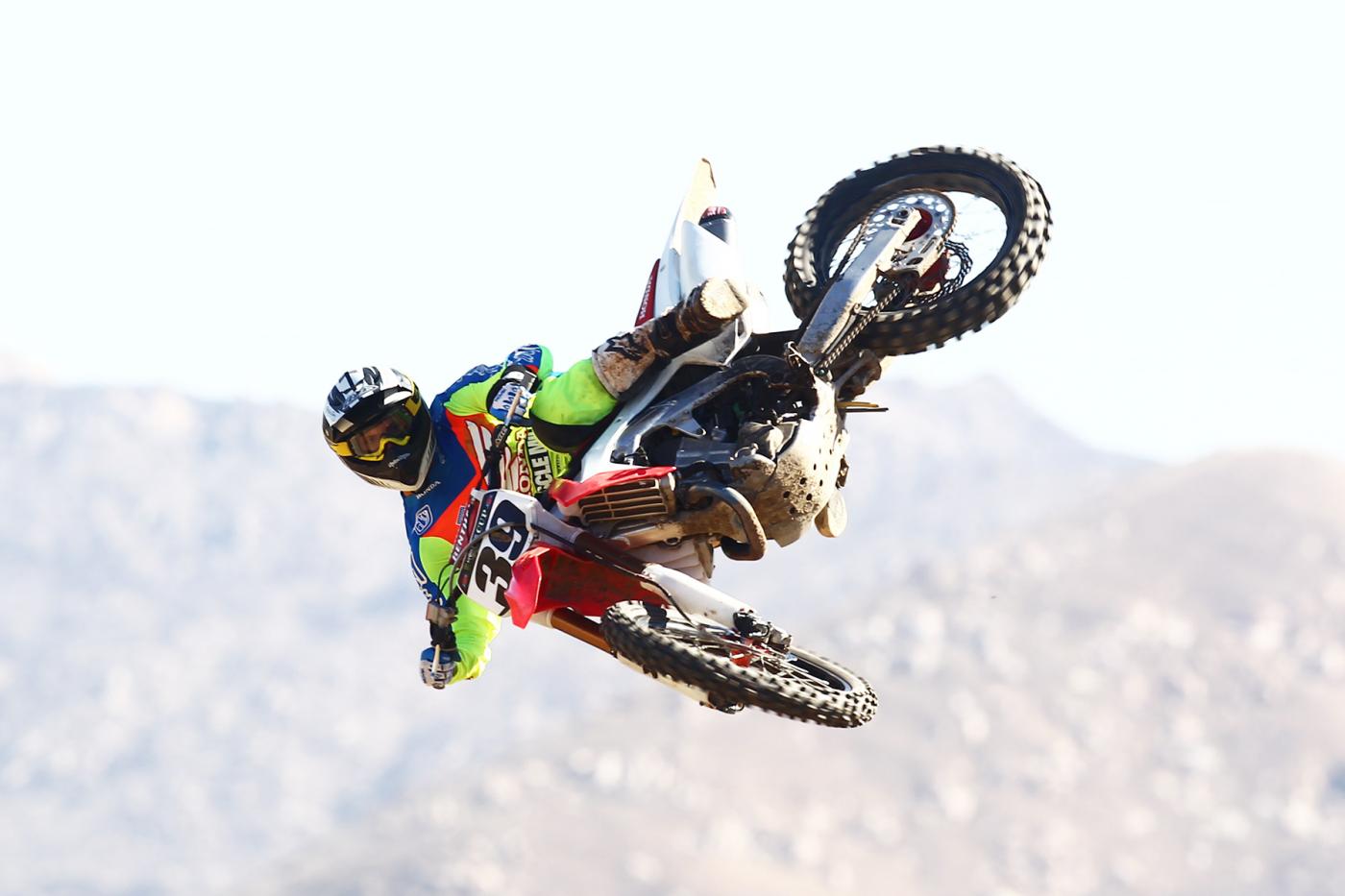 BDW46135-3667781740-O