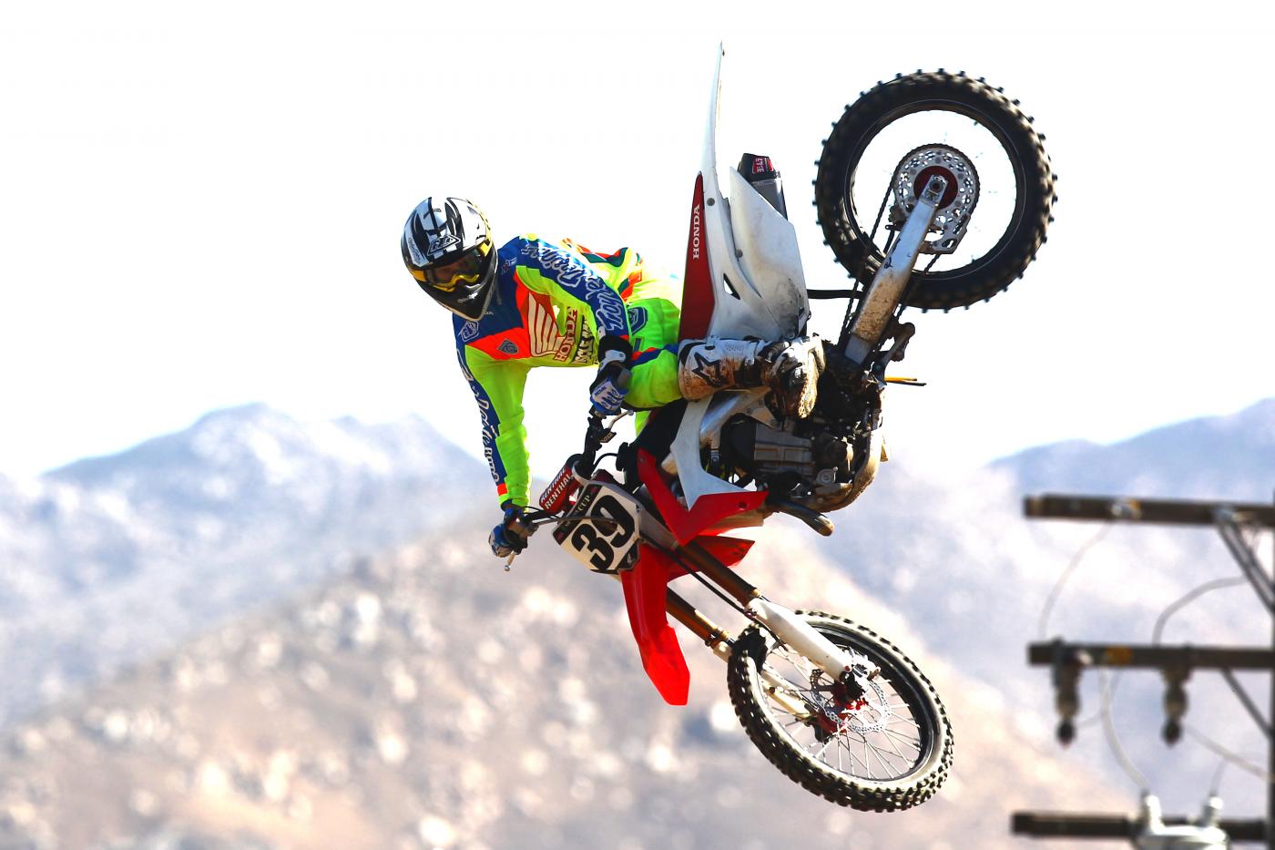 BDW46144-3667782340-O