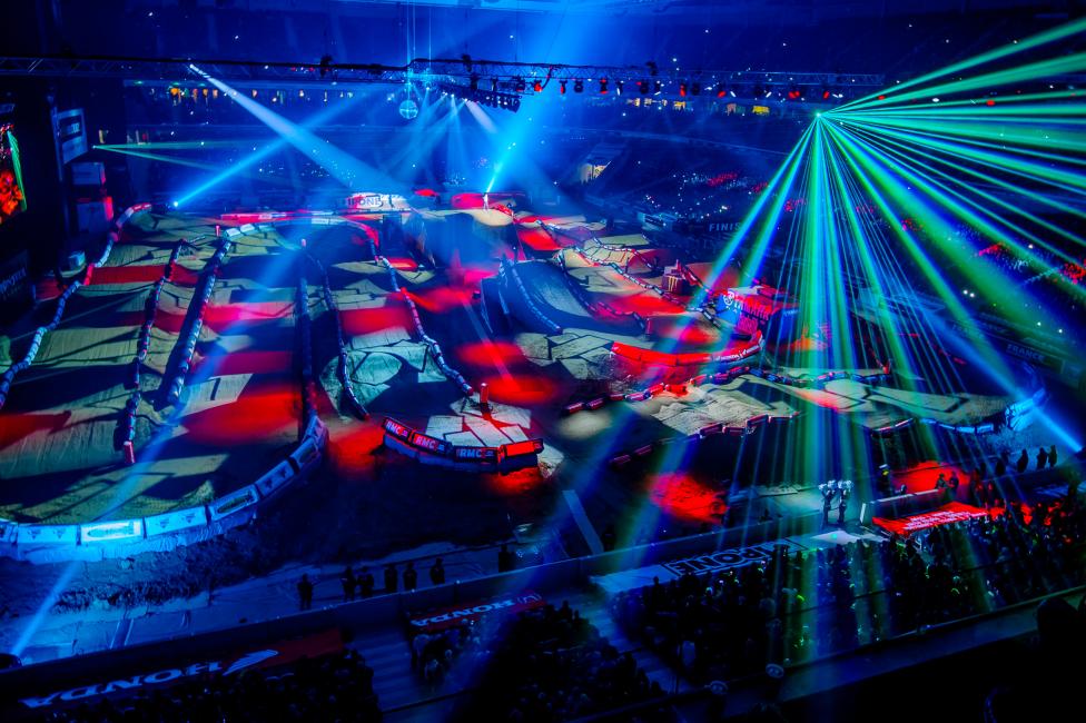 The promoters did their best to bring the Bercy atmosphere to Lille. 