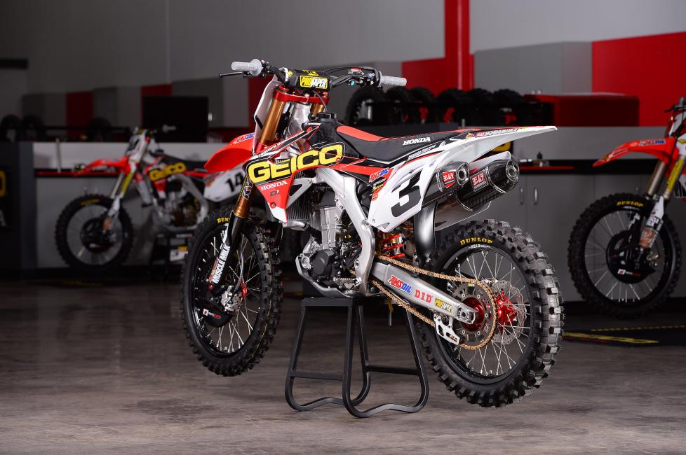 Eli headed back to Cali and his bike looked fresh. Hey wait, do we see a Windham machine back there, too? 