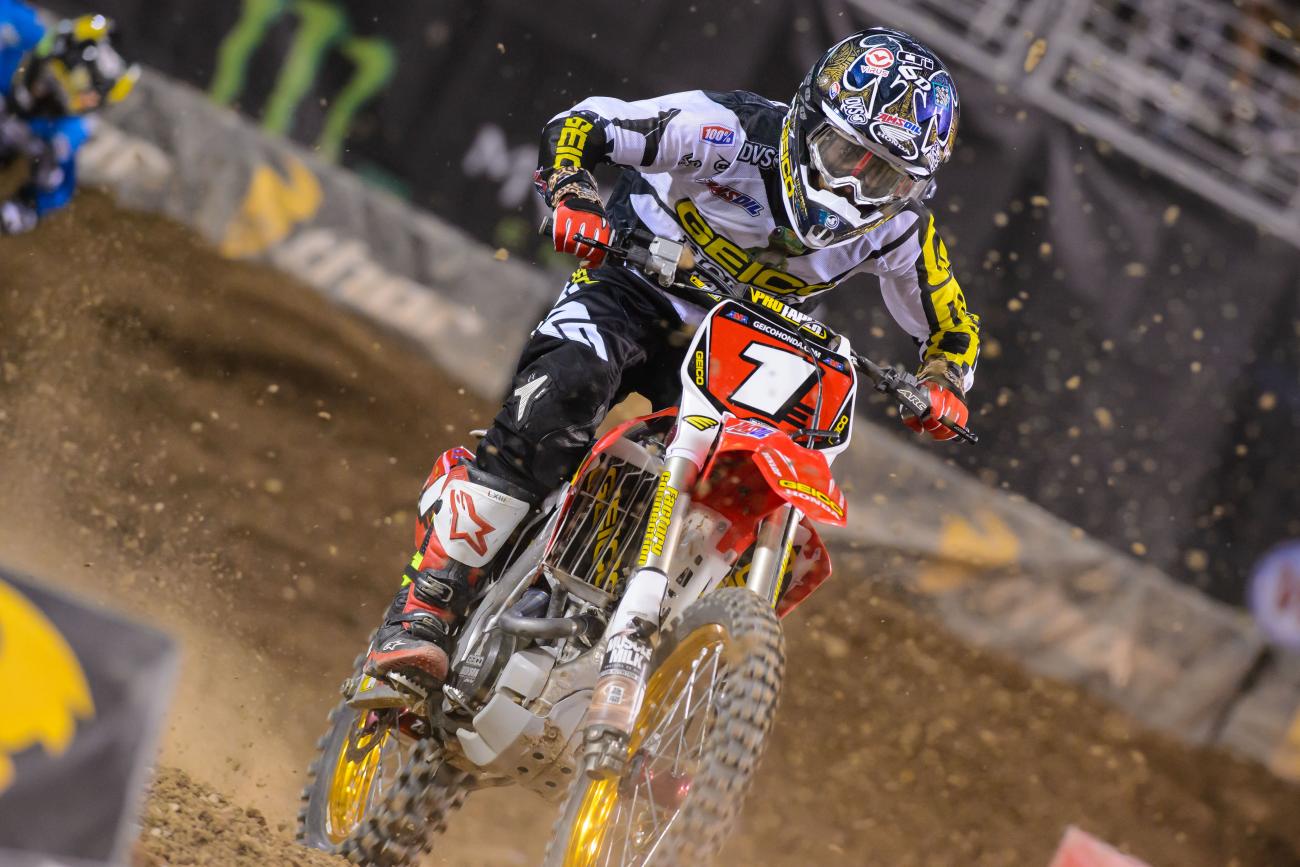 Who is the favorite to win the 250SX East Region?