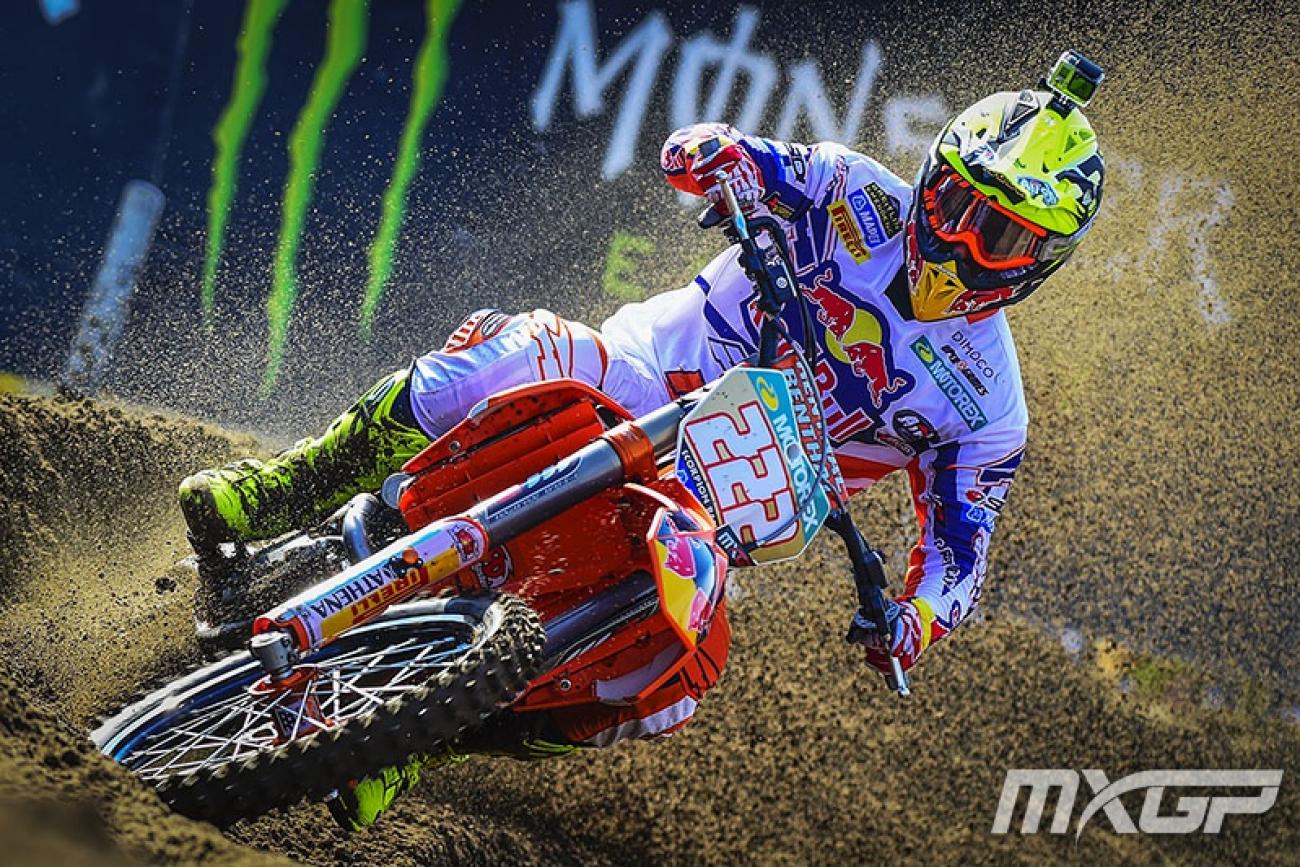 Who is the MXGP title favorite in 2015?