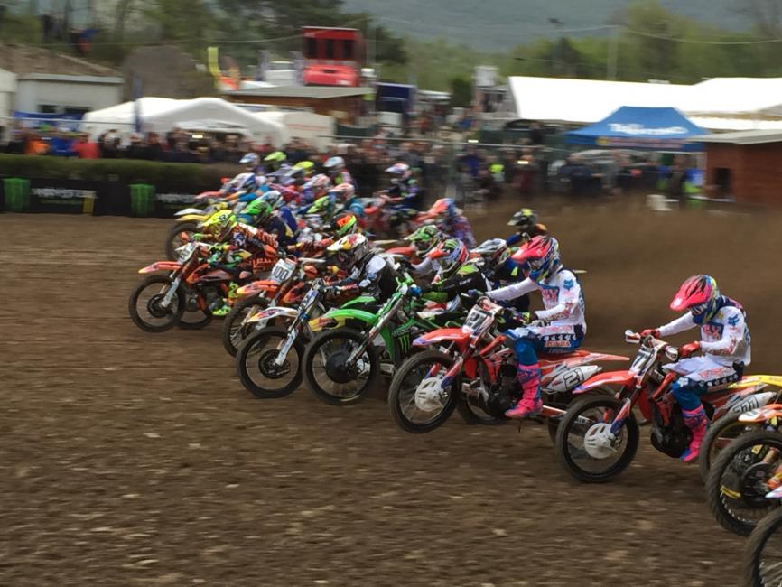 That's Gautier Paulin (21) in the sweet retro Fox Racing gear, trying to holeshot on Saturday.