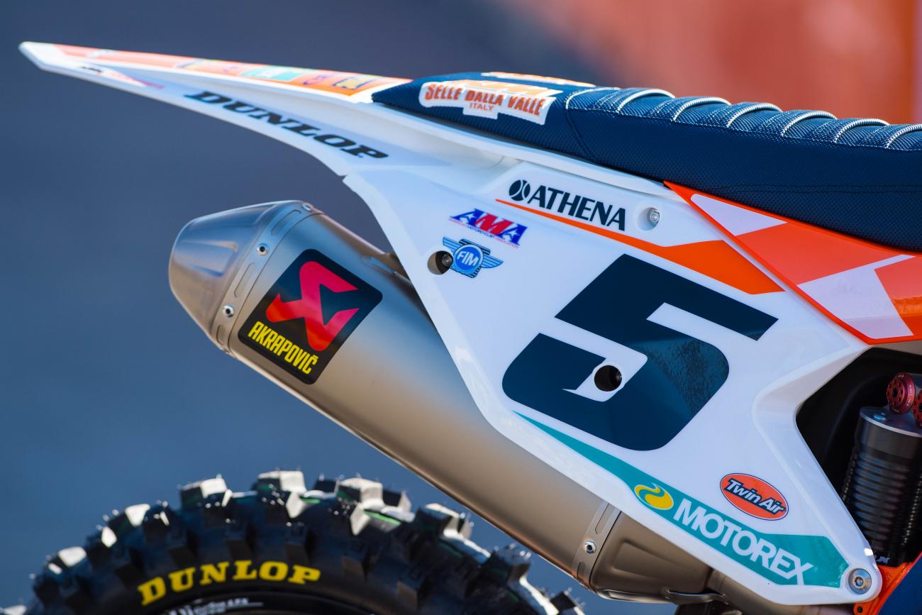 Who is the early favorite to win 450MX?