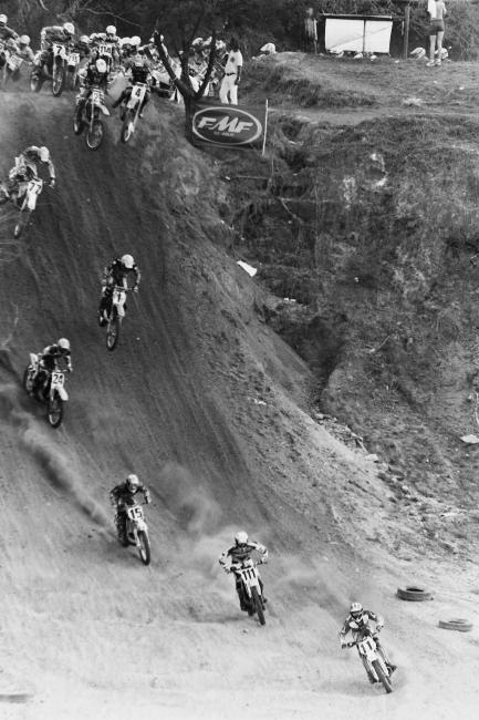 Sizzler/Noleen Yamaha's Larry Ward (11) leads the start of the 250 pack into the Gator Pit to start the 1995 season.