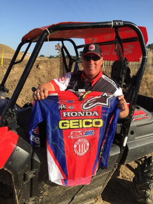 Jim Moe of the Dirt Diggers shows off the jersey and the logo Eli Tomac wore in putting on his rough-track-riding clinic on Saturday.