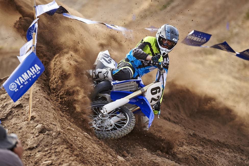 Yamaha YZ 450F 2016: Moto conta com controle de Largada!..