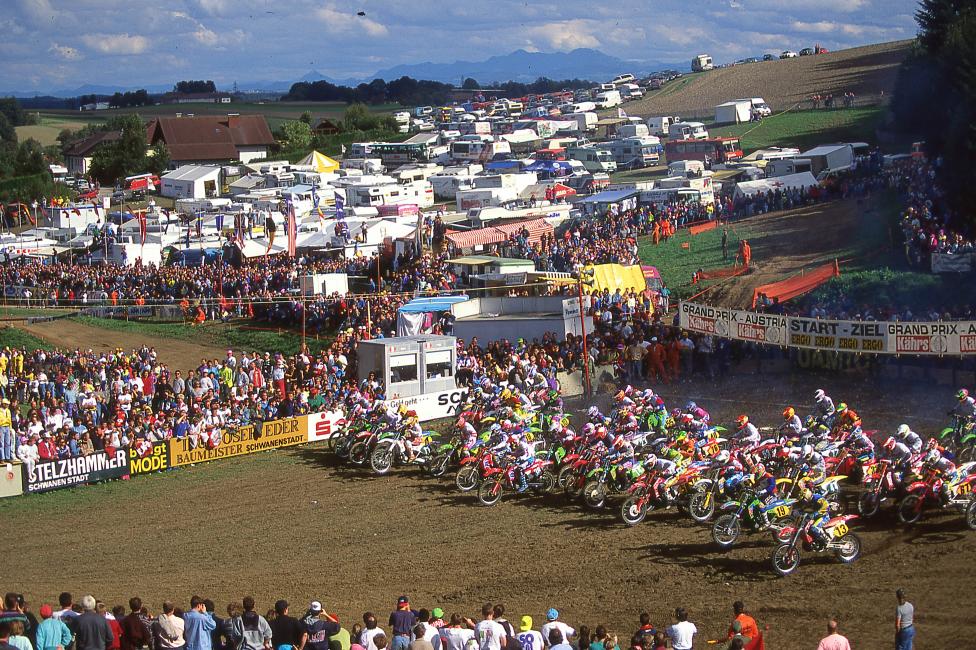 The starting gate was only thirty gates wide, so with twenty-nine teams entered, double-row starts were once again required.