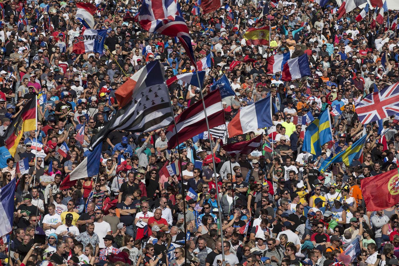 French fans showed up in droves on Sunday.